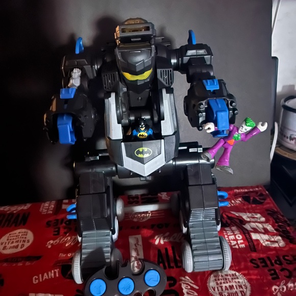 Remote controlled transforming Batman robot for the DC Super Friends Imaginext - Picture 5 of 7